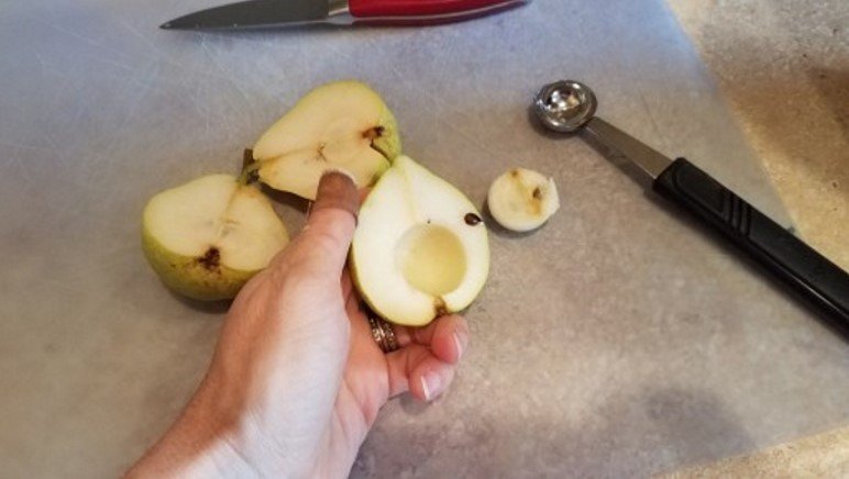 Вырезать серединку из яблок