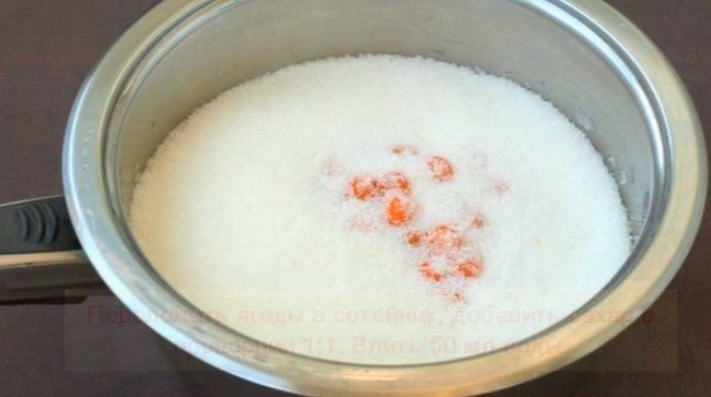 Молоко соединяю с сахаром кипятят и вводят цедру