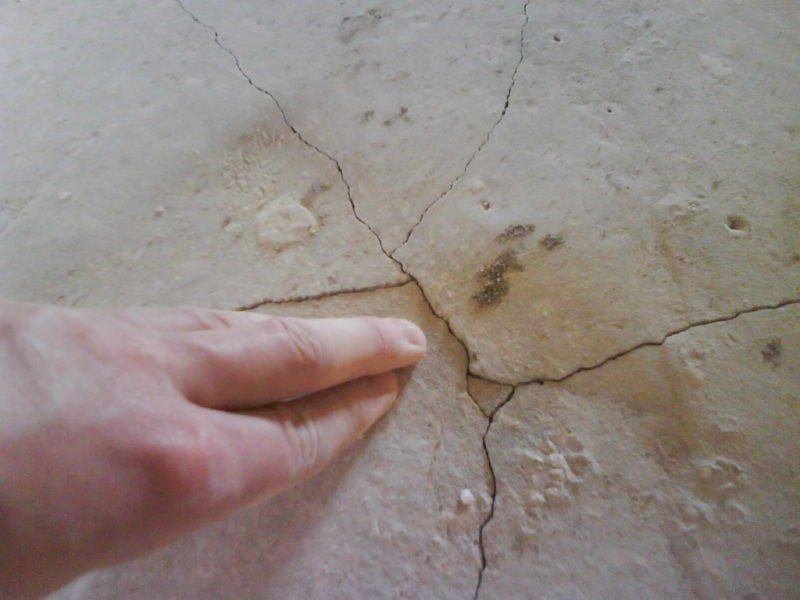 Трещины в бетонном полу