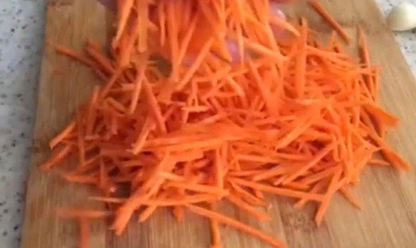Морковь тонкими ломтиками