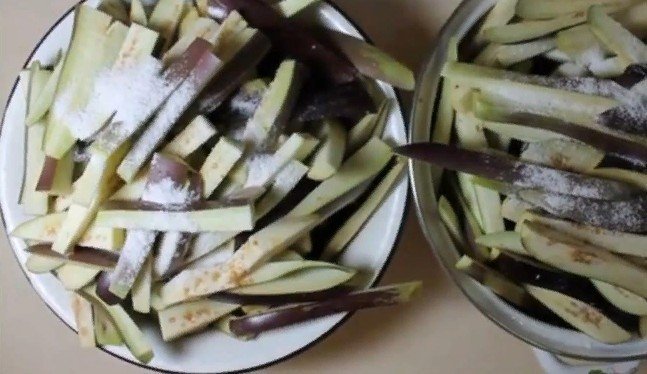 Салат из баклажанов летний:тонкими брусочками баклажан порезать