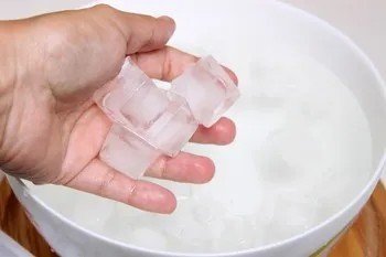 Кубик льда в руке