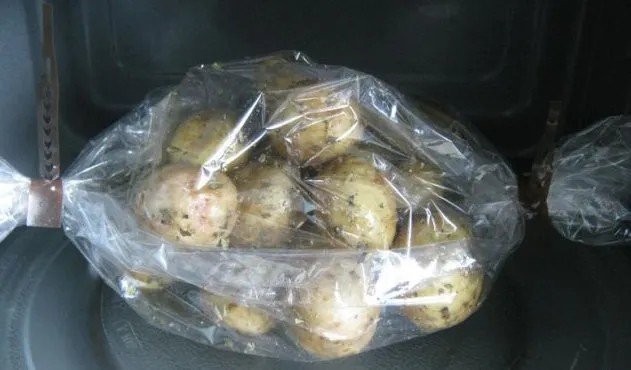 Картофель в пакете в микроволновке
