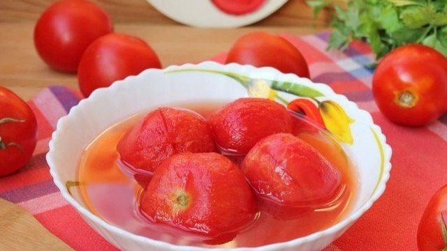 Помидоры очищенные консервированные: 2 вкусных рецепта в томатном соке на зиму