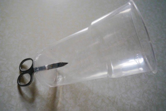 Пластиковая бутылка ножницы