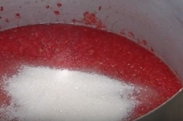 Помидоры с солью сахаром и уксусом в кастрюле