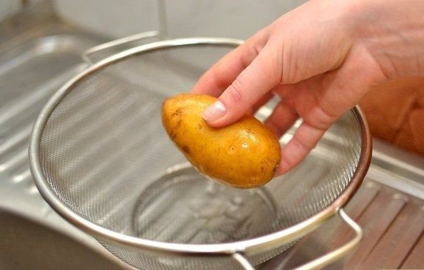 Чистка вареного картофеля