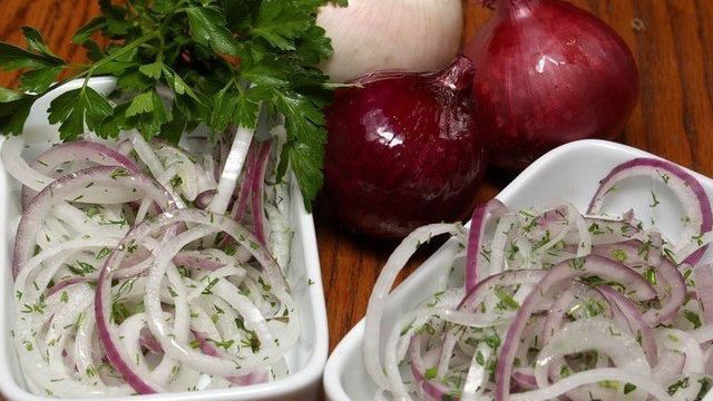 Как вкусно и быстро замариновать лук для салата