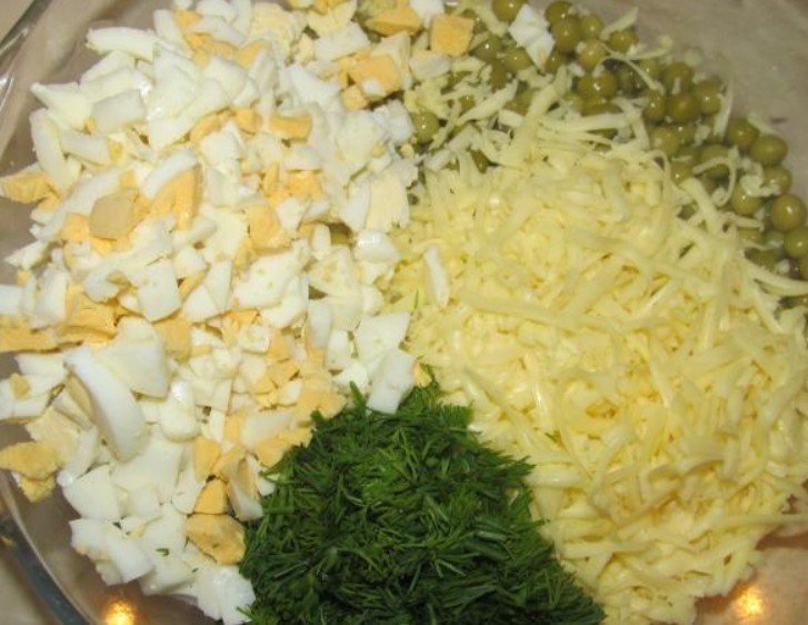 Салат с горошком и яйцом и плавленвм сыром