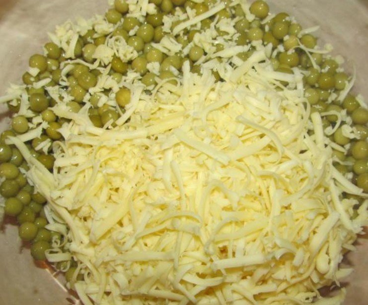 Салат с сыром и горошком