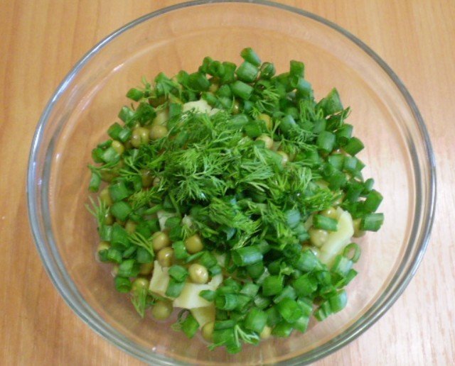Салат с зелёным горошком консервированным
