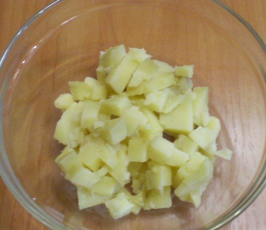 Вареная картошка нарезанная кубиками