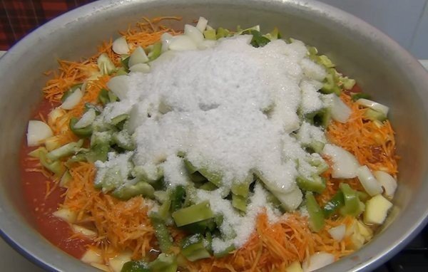 Салат из свежей капусты и корейской моркови