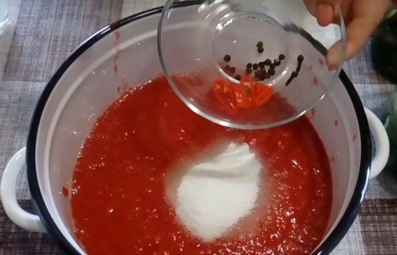 Кетчуп в домашних условиях из помидор на зиму с крахмалом